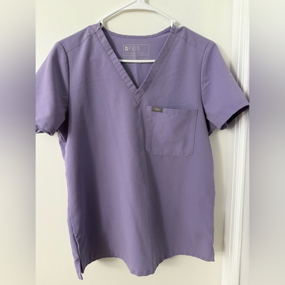 Figs Men's Lavender V-Neck Scrub Top